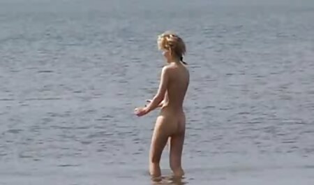 Jonge blonde laat haar kousen scheuren en geneukt lesbies sex film worden door het zwembad